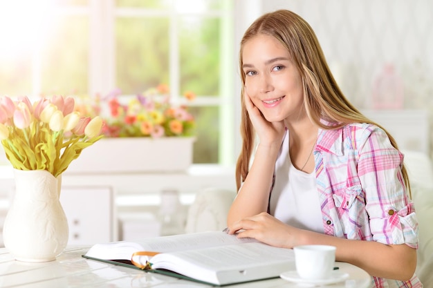 Femme lisant un livre intéressant