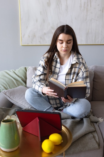 Femme lisant un livre papier