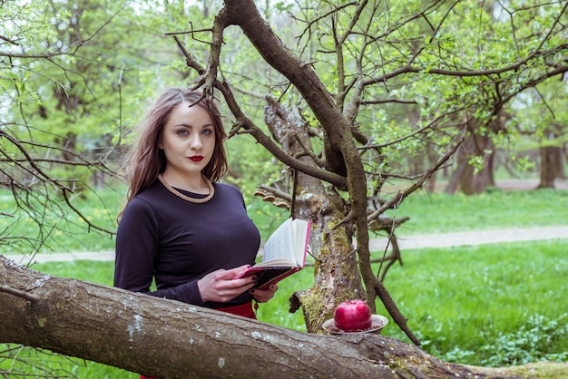 Femme lisant un livre