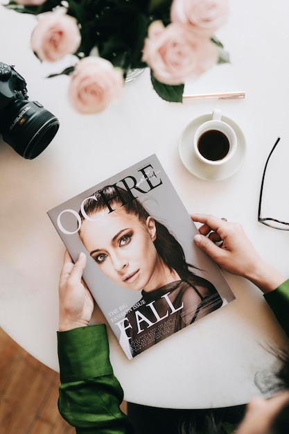 Femme lisant un magazine dans un café