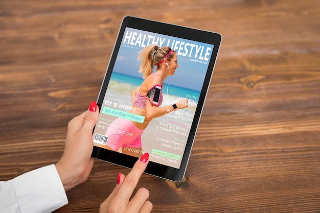 Femme lisant un magazine de mode de vie sain sur tablette