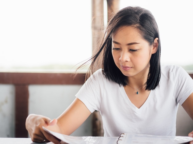 Femme lisant le menu du restaurant.