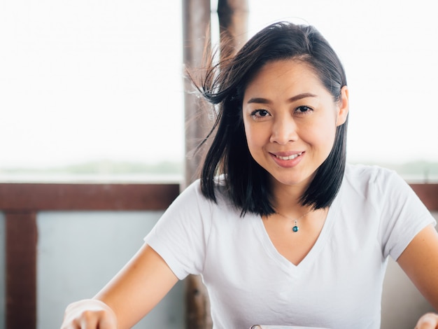 Femme lisant le menu du restaurant.