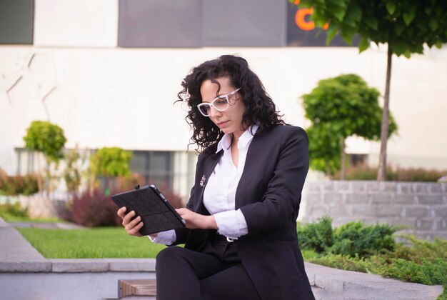 Une femme lisant des nouvelles sur sa tablette