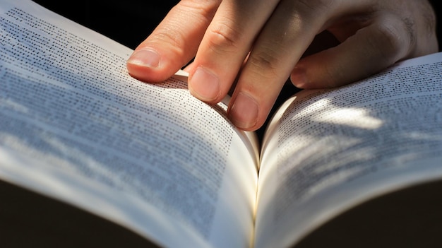 Une femme lit un livre.