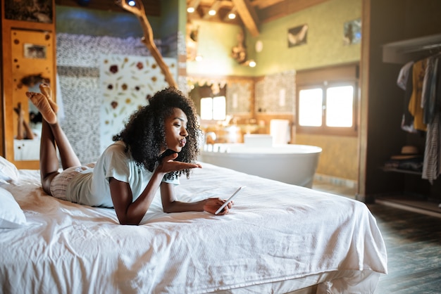 Femme, lit, mobile, téléphone