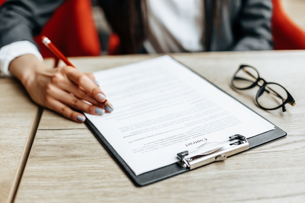 Femme lit et signe des documents