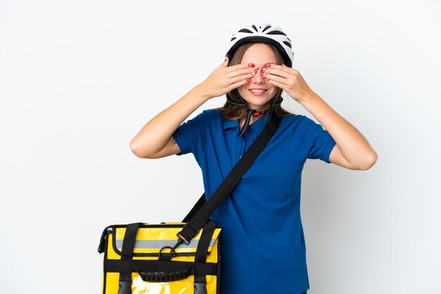 Femme lituanienne avec sac à dos thermique couvrant les yeux à la main