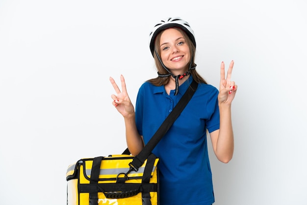 Femme lituanienne avec sac à dos thermique montrant le signe de la victoire avec les deux mains