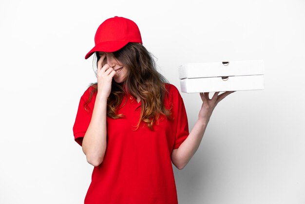 Photo une femme de livraison de pizza en uniforme de travail ramassant des boîtes de pizza isolées sur un fond blanc en riant