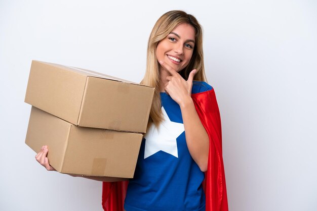 Femme de livraison de super héros isolé sur fond blanc heureux et souriant