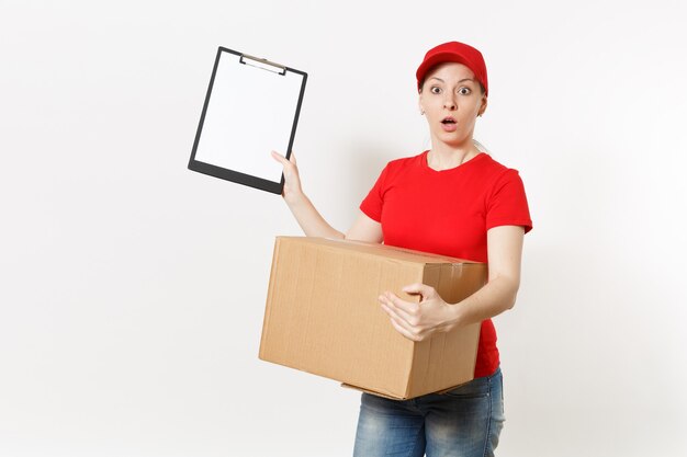 Femme de livraison en uniforme rouge isolé sur fond blanc. Courrier féminin en casquette, stylo tenant un t-shirt, presse-papiers avec document papier, feuille vide vierge, boîte en carton. Réception du colis. Espace de copie.