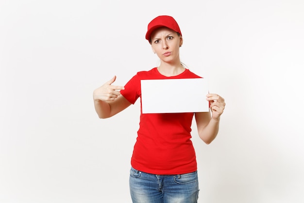 Femme de livraison en uniforme rouge isolé sur fond blanc. Courrier féminin en casquette, t-shirt, jeans tenant du papier blanc vide. Copiez la publicité de l'espace. Place pour le texte ou l'image. Espace publicitaire.