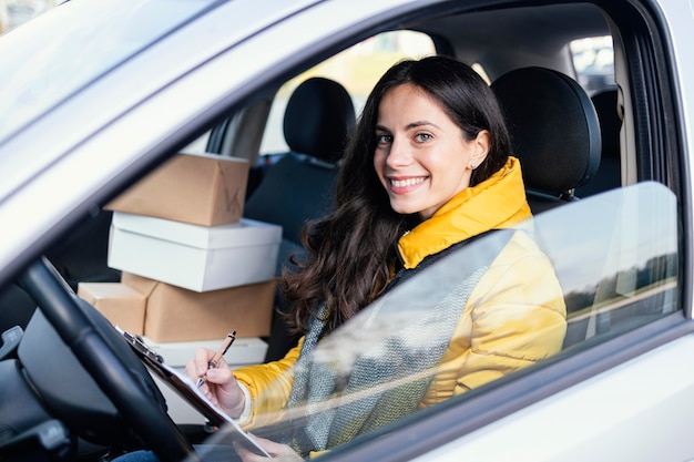 Photo femme de livraison en voiture avec forfait