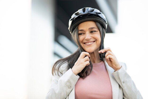 Femme avec livreur de casque de vélo