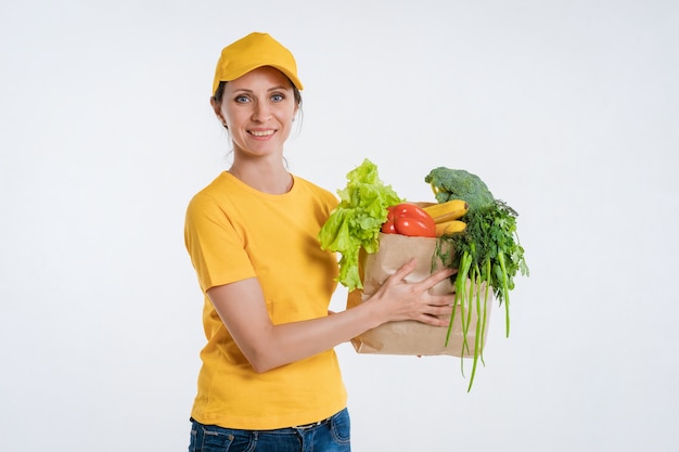 Femme livreur de nourriture avec un sac de légumes