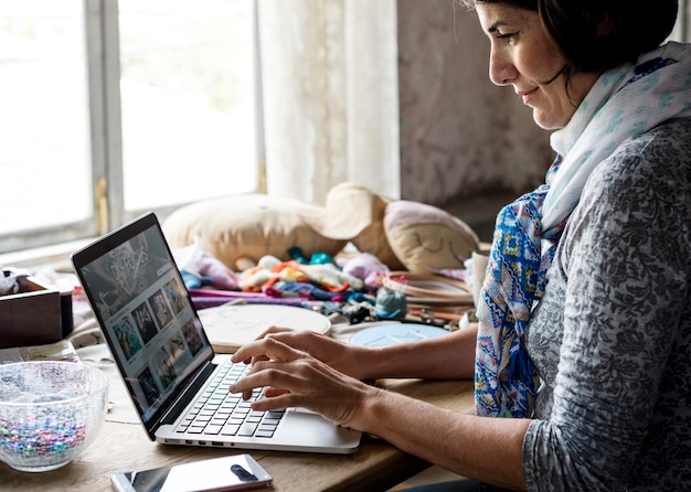 Femme loisirs à la main à l&#39;aide d&#39;un ordinateur portable