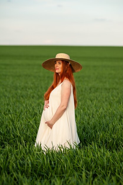 Femme en longue robe blanche en plein air