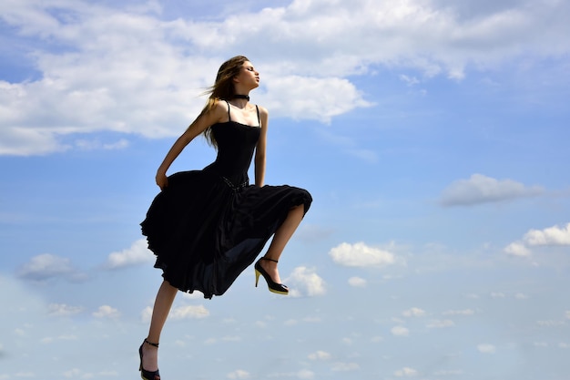 Femme avec un look fashion fille joyeuse piscine succès futur fille sur ciel bleu beauté libre et heureux un