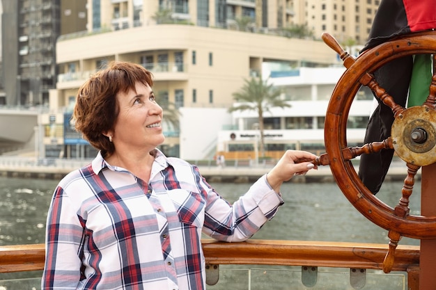 Femme lors d'une promenade en bateau dans la marina de Dubaï Touriste à la retraite en excursion