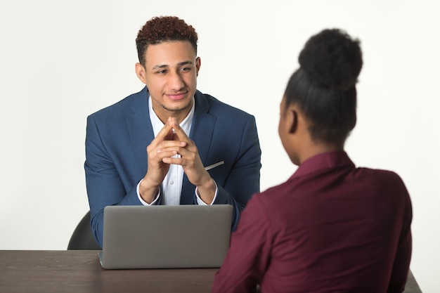 femme lors d'une réunion avec un homme à la table avec un ordinateur portable