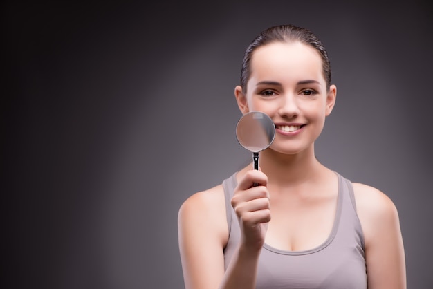 Femme à la loupe dans le concept sportif