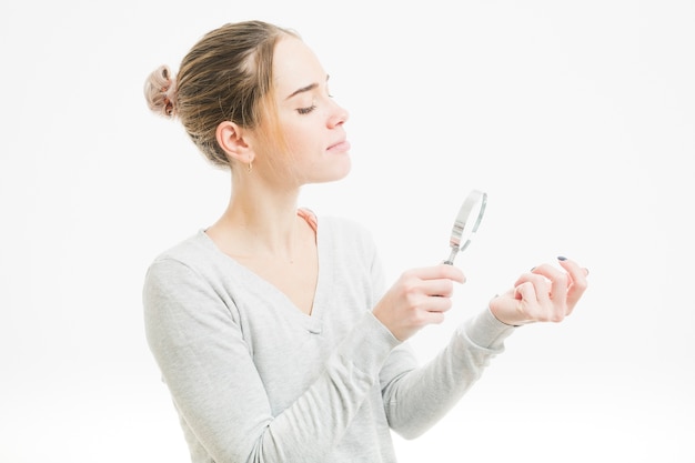 Photo femme avec une loupe