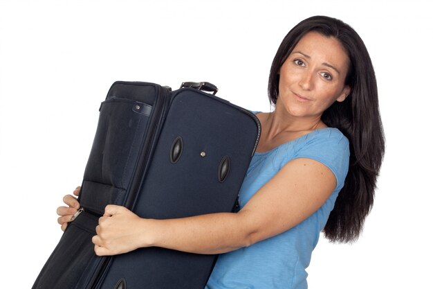 Femme avec une lourde valise isolée sur fond blanc