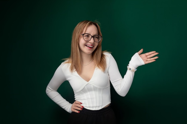 Une femme avec des lunettes et une chemise blanche.