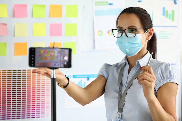 Femme à Lunettes, Chemise Et Masque De Protection Enregistre Une Vidéo Sur Son Téléphone