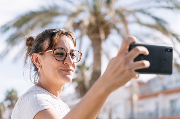 Femme, lunettes, cheveux, attaché, confection, selfie