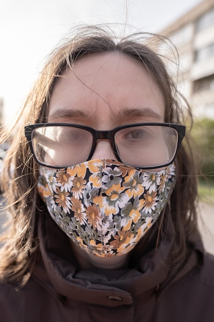 Photo femme avec des lunettes embuées à cause du port d'un masque médical inconvénient dû à la condensation sur les lentilles