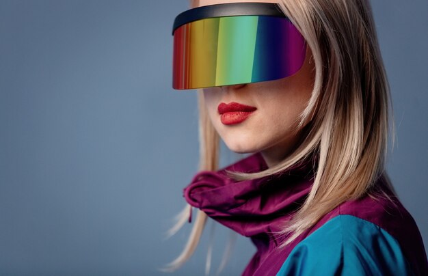 Femme à lunettes futuristes sur espace gris