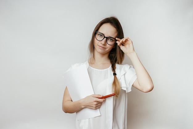 Femme à lunettes, jeune tacher tenant un paquet de papier