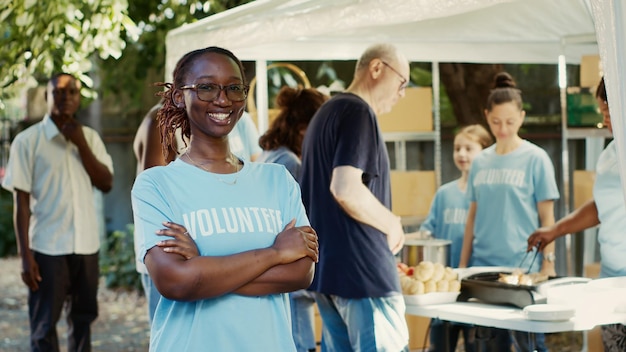 Photo femme avec des lunettes lors d'un événement à but non lucratif