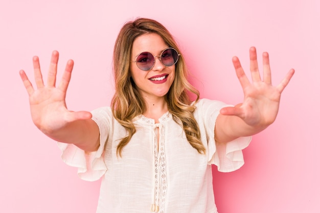 Femme avec des lunettes montrant le numéro dix avec les mains