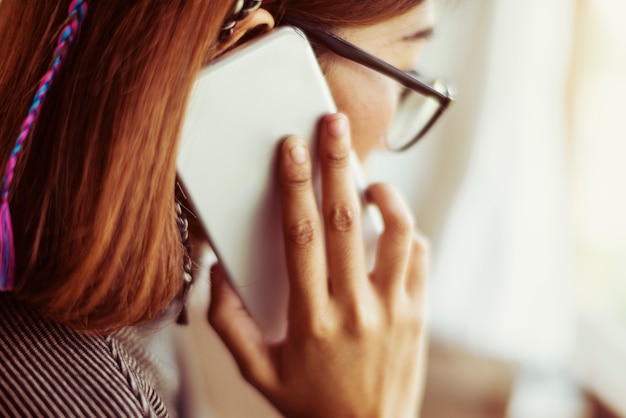 Femme avec des lunettes parlant au téléphone