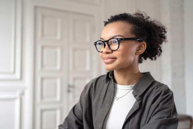 Une femme avec des lunettes portrait d'une secrétaire travaillant dans un espace de travail de bureau