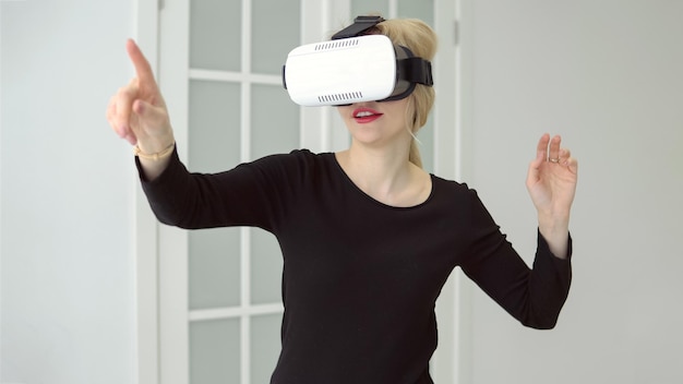 Femme avec des lunettes de réalité virtuelle en agitant ses mains