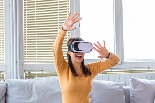 Femme avec des lunettes de réalité virtuelle