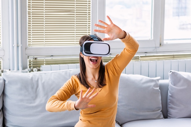 Femme avec des lunettes de réalité virtuelle