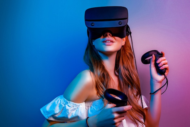 Photo femme avec des lunettes de réalité virtuelle