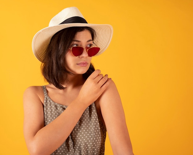 Femme, à, lunettes soleil, et, chapeau