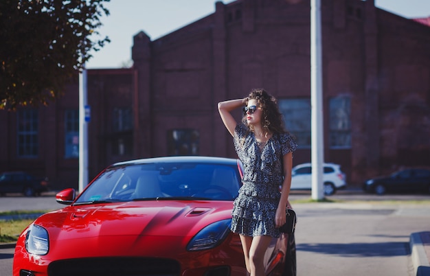 femme, lunettes soleil, poser, rouges, voiture