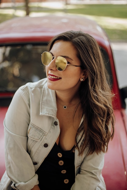 Femme avec des lunettes de soleil souriant en été