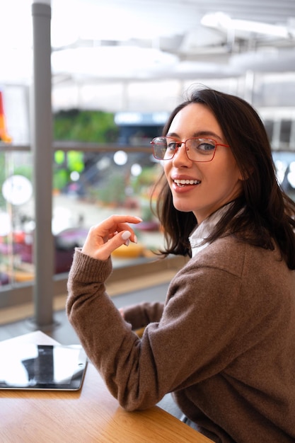 Femme à lunettes avec tablette