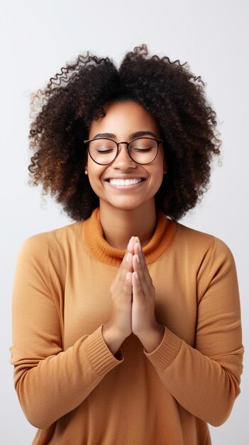 une femme avec des lunettes sur le visage