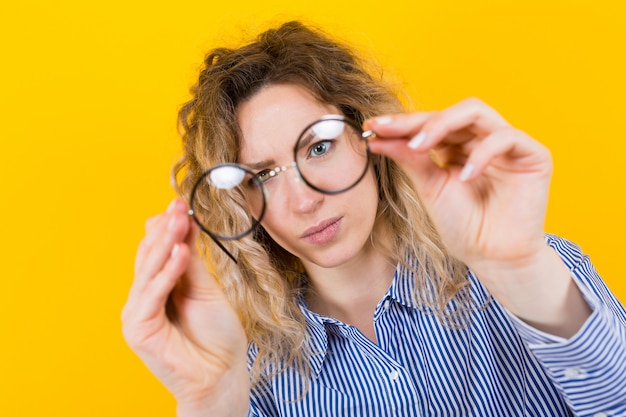 Femme à lunettes