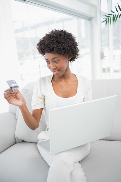 Femme magnifique ciblée en utilisant sa carte de crédit pour acheter en ligne
