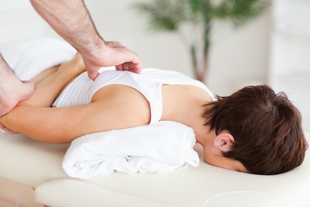 Femme magnifique recevant un massage des épaules